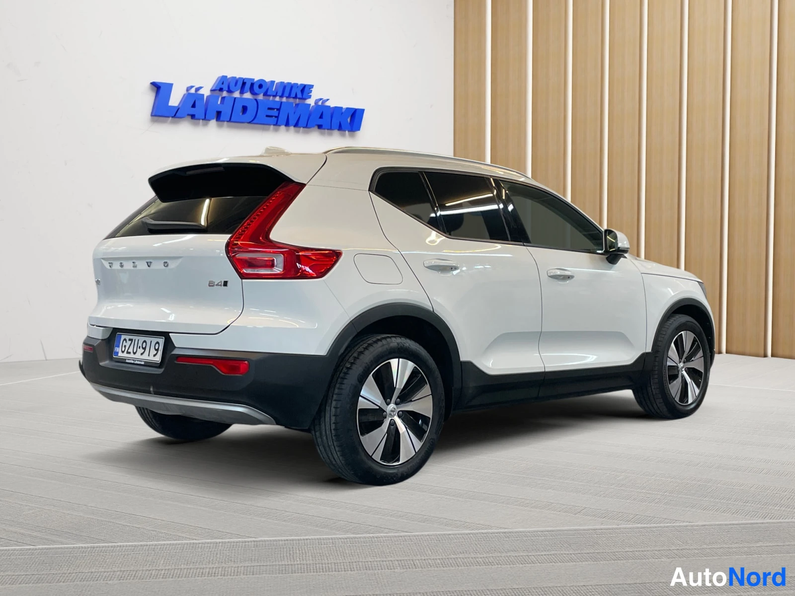 Valkoinen Volvo XC40 2021, takaviisto, kuva 11