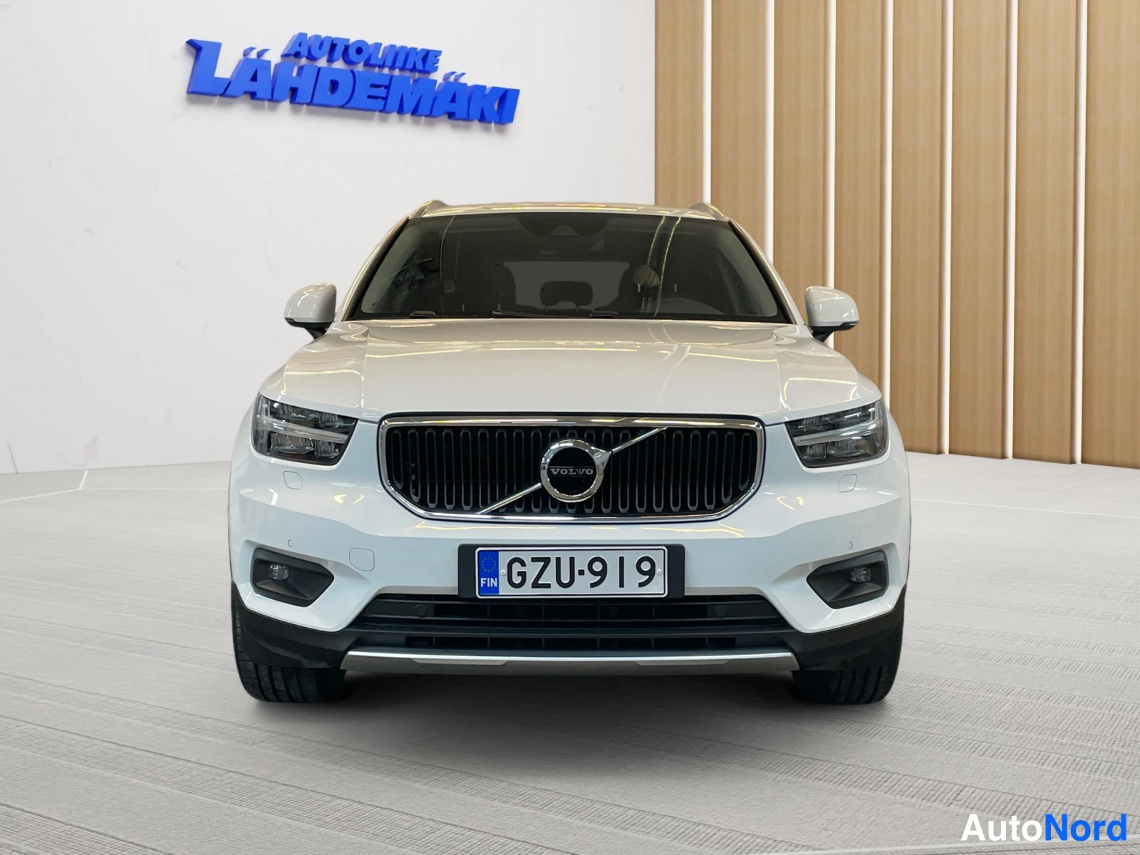 Valkoinen Volvo XC40 2021, edestä, kuva 7