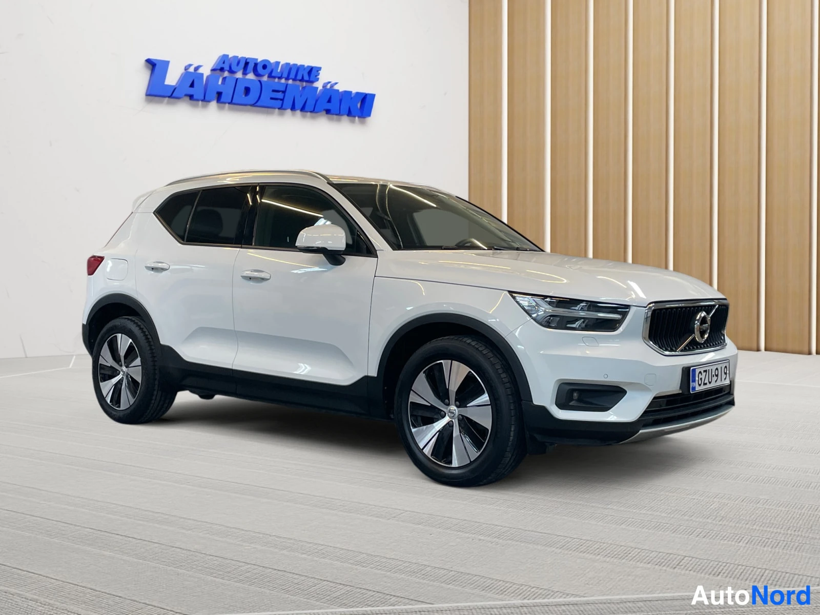 Valkoinen Volvo XC40 2021, etuviisto, keula oikealle, kuva 6