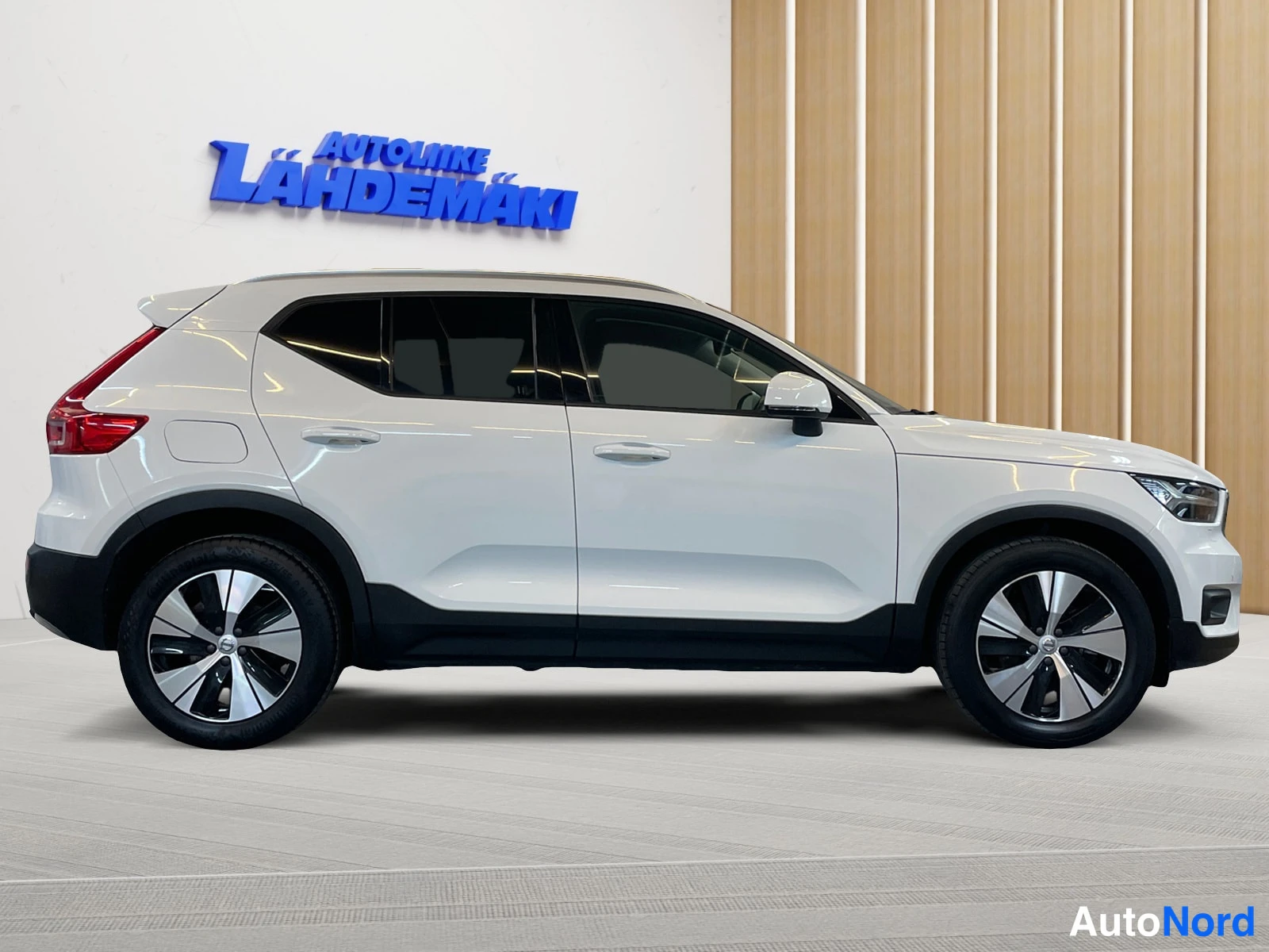 Valkoinen Volvo XC40 2021, sivulta, kuva 9