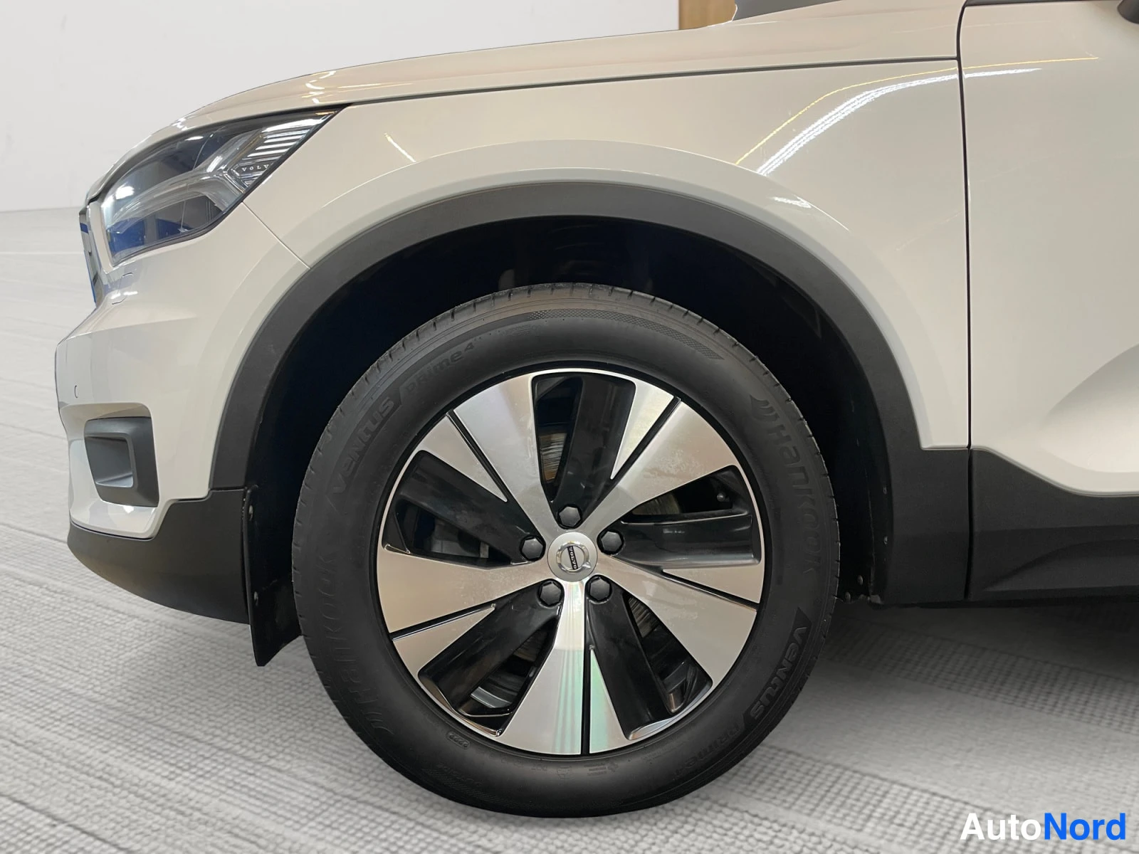 Valkoinen Volvo XC40 2021, etuviisto, keula vasemmalle, kuva 2