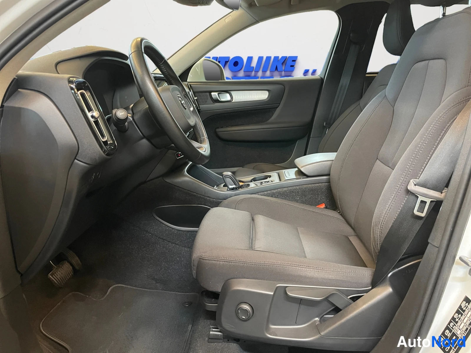 Valkoinen Volvo XC40 2021, etuviisto, keula vasemmalle, kuva 3