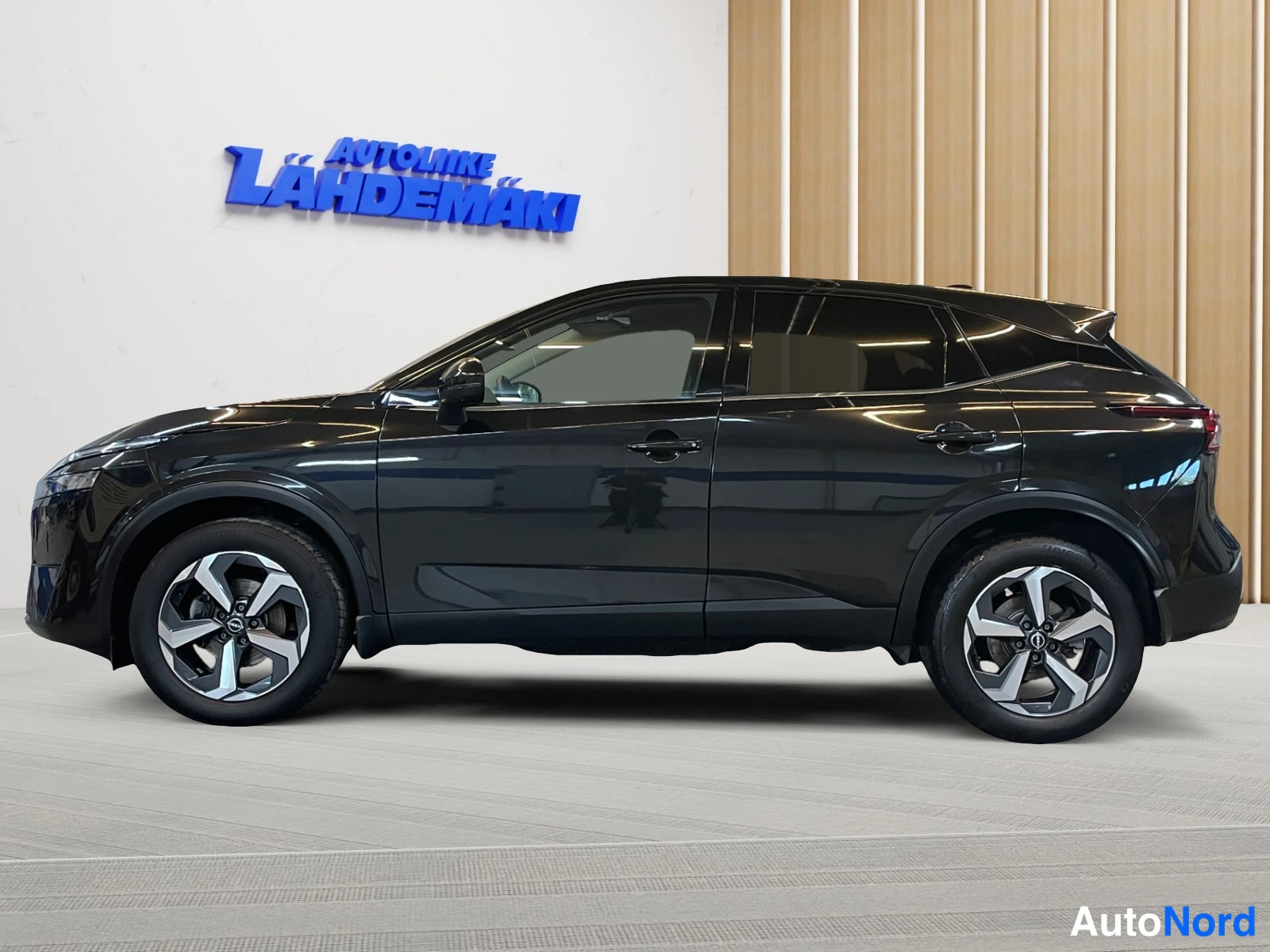 Musta Nissan Qashqai 2024, sivulta, kuva 5