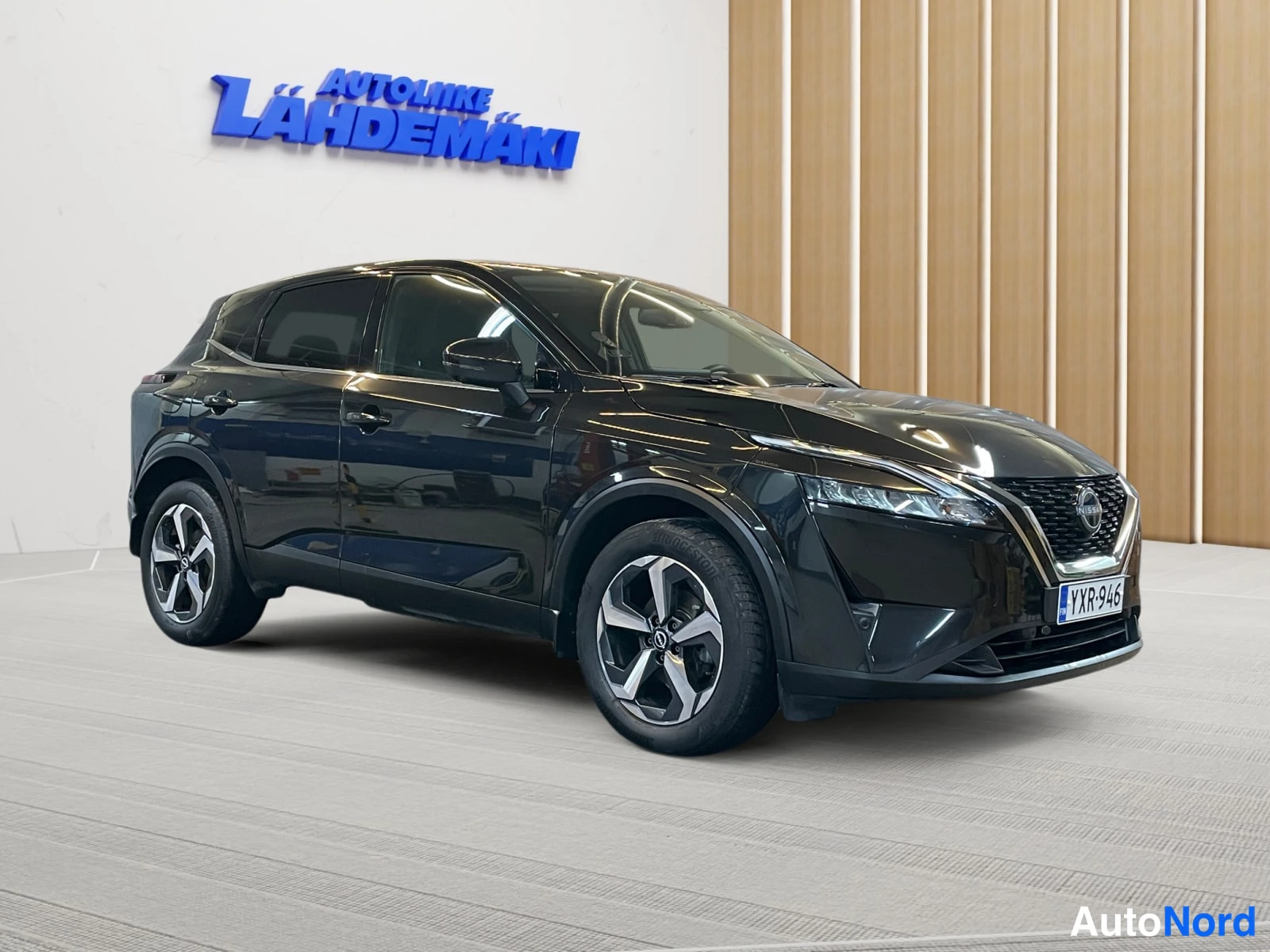 Musta Nissan Qashqai 2024, etuviisto, keula oikealle, kuva 3