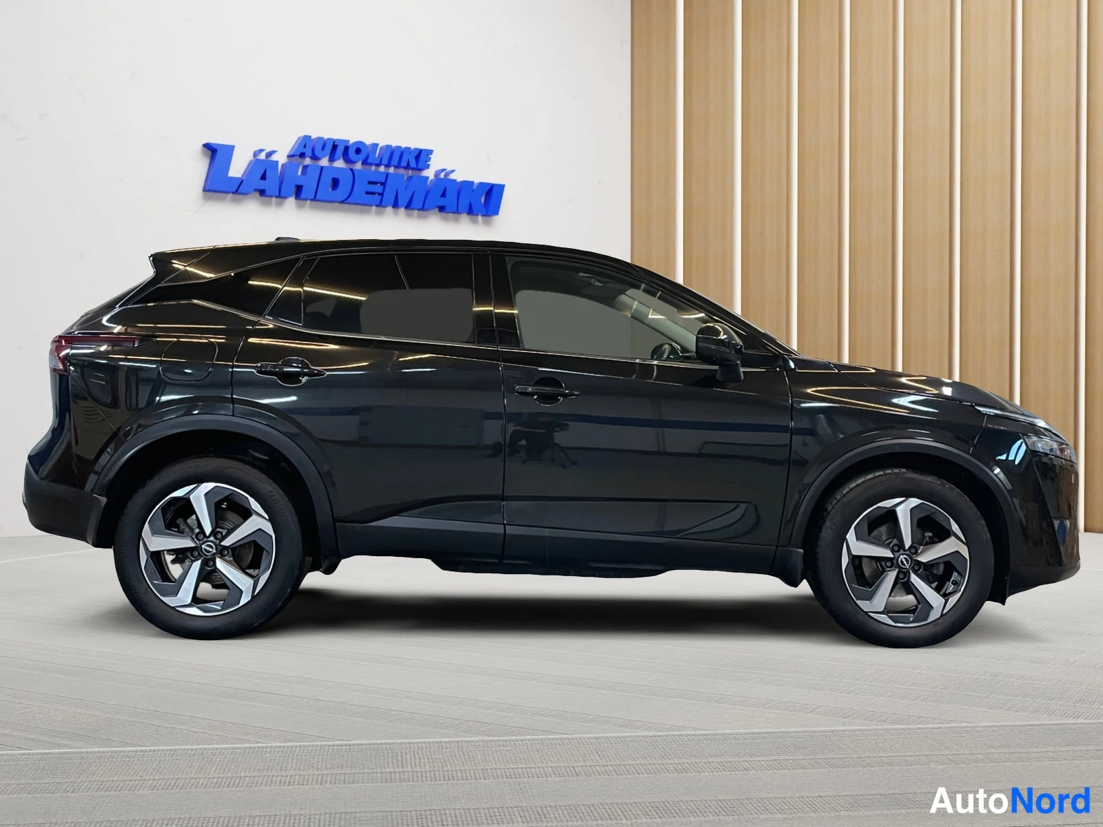 Musta Nissan Qashqai 2024, sivulta, kuva 6