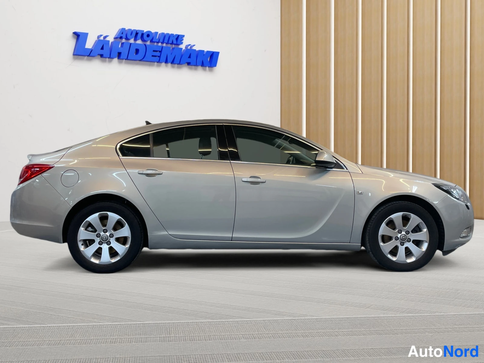 Ruskea Opel Insignia 2011, etuviisto, keula oikealle, kuva 4