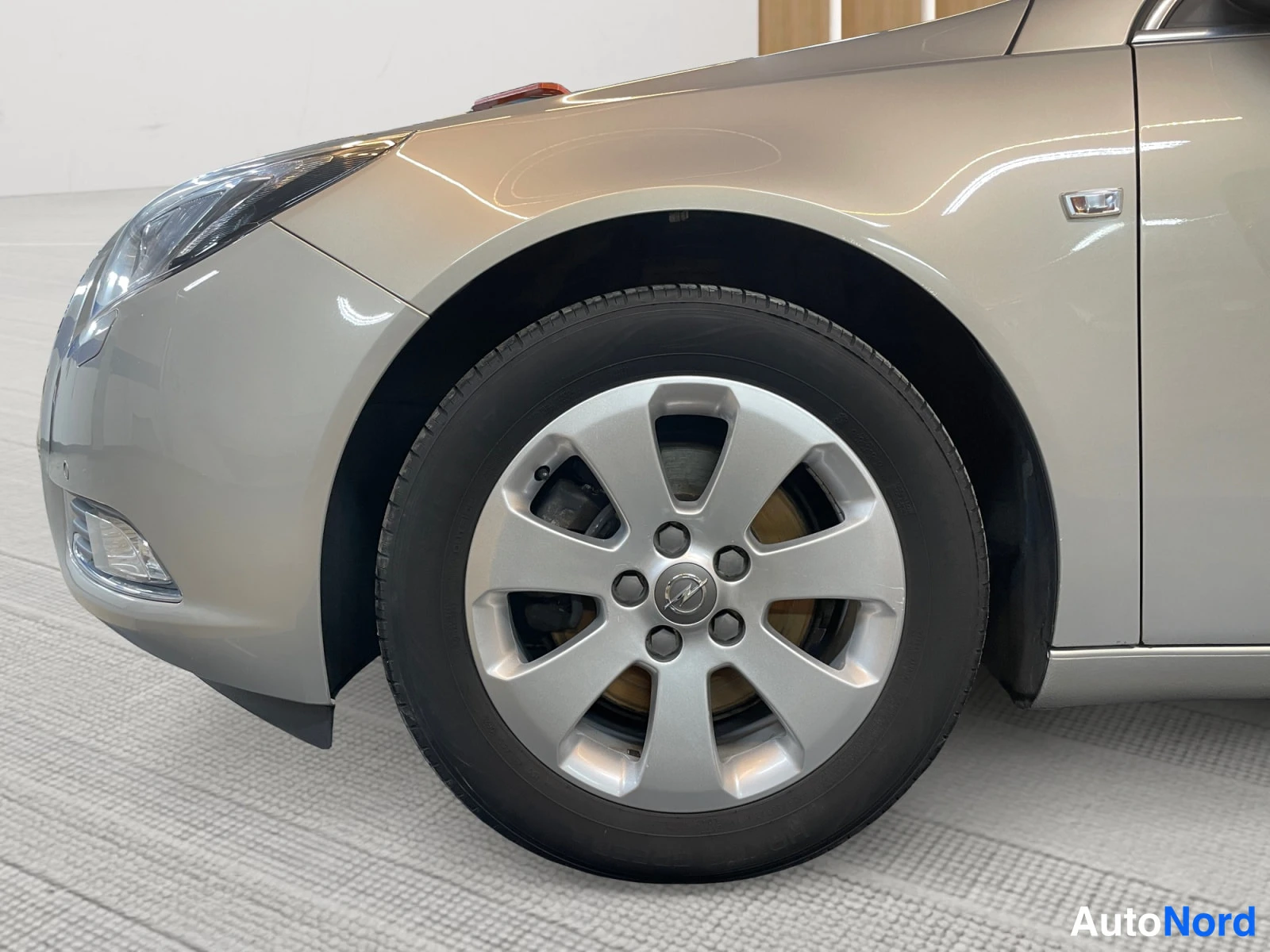 Ruskea Opel Insignia 2011, etuviisto, keula vasemmalle, kuva 2