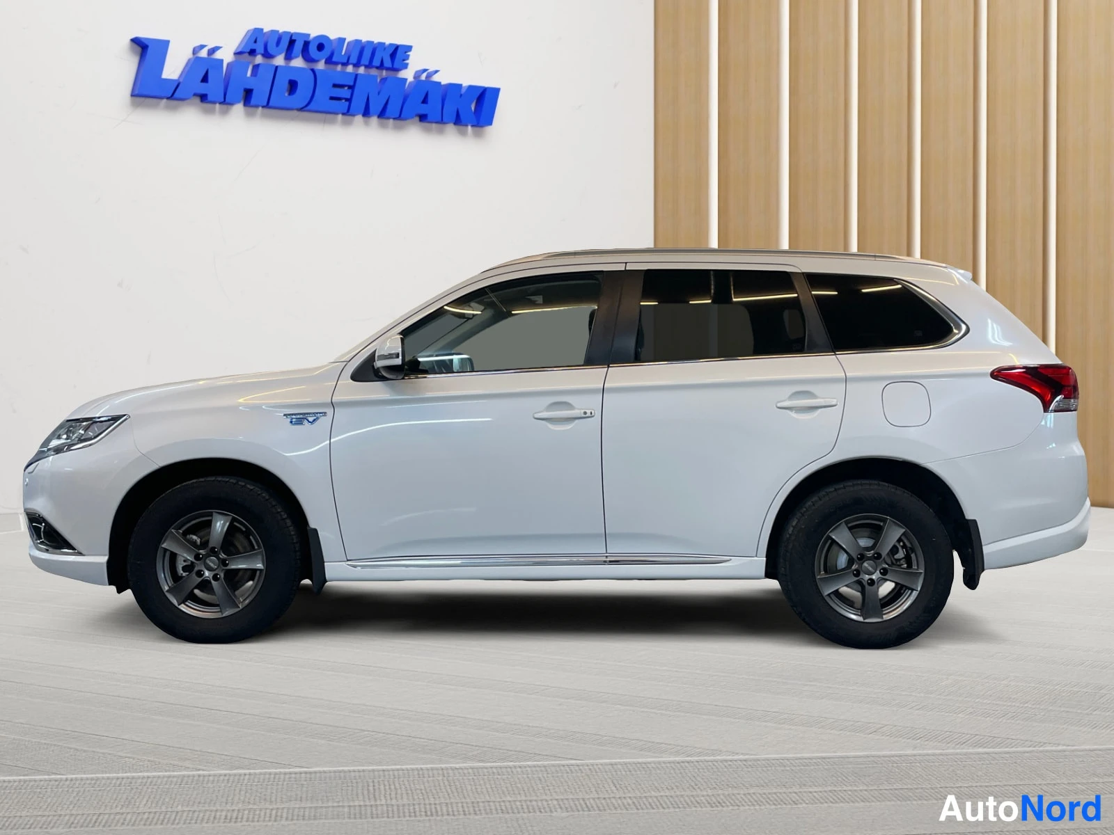 Valkoinen Mitsubishi Outlander PHEV 2016, sivulta, kuva 6