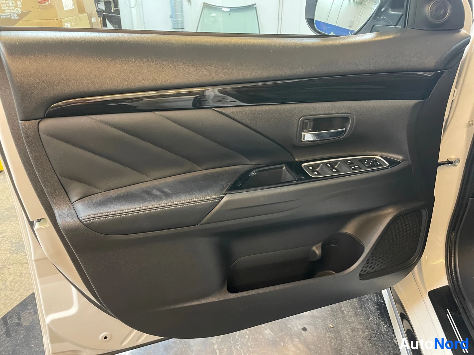 Valkoinen Mitsubishi Outlander PHEV 2016, kuva 11