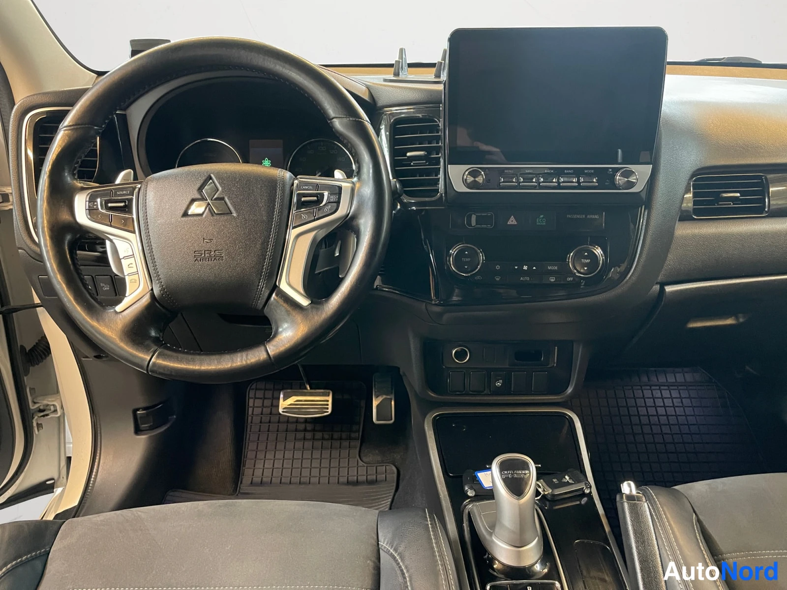 Valkoinen Mitsubishi Outlander PHEV 2016, kuva 12
