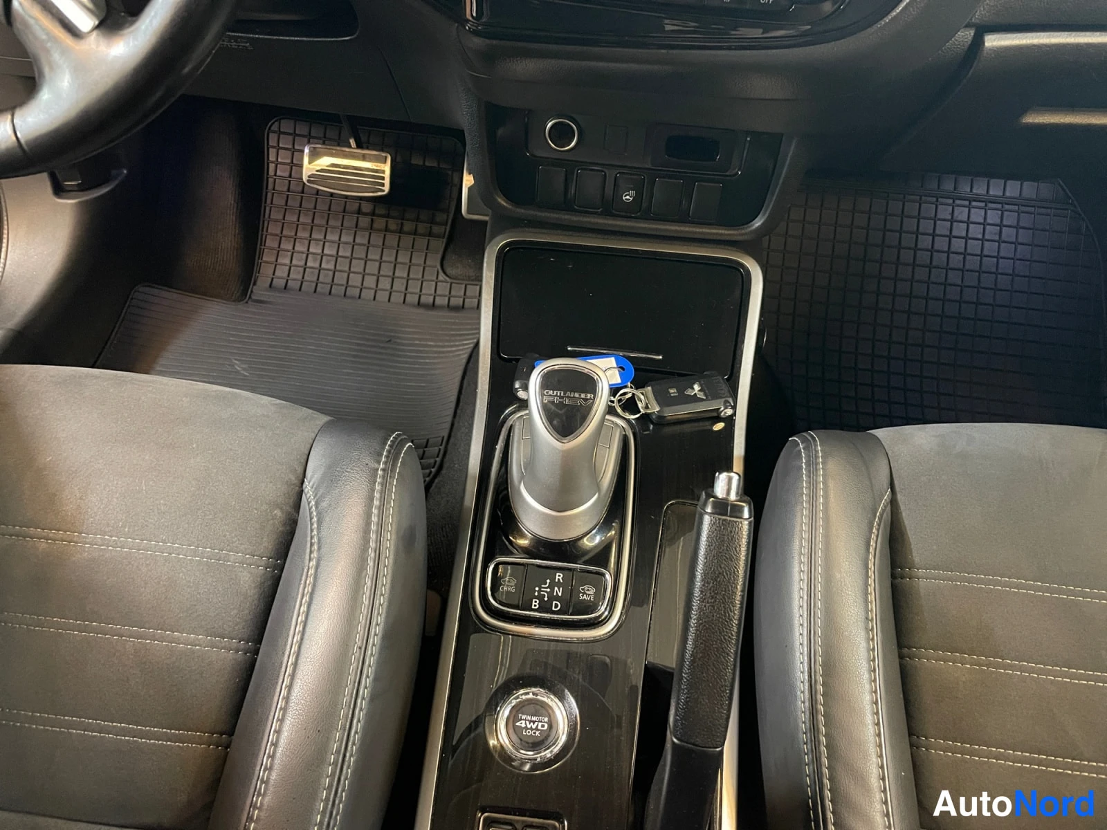 Valkoinen Mitsubishi Outlander PHEV 2016, kuva 13