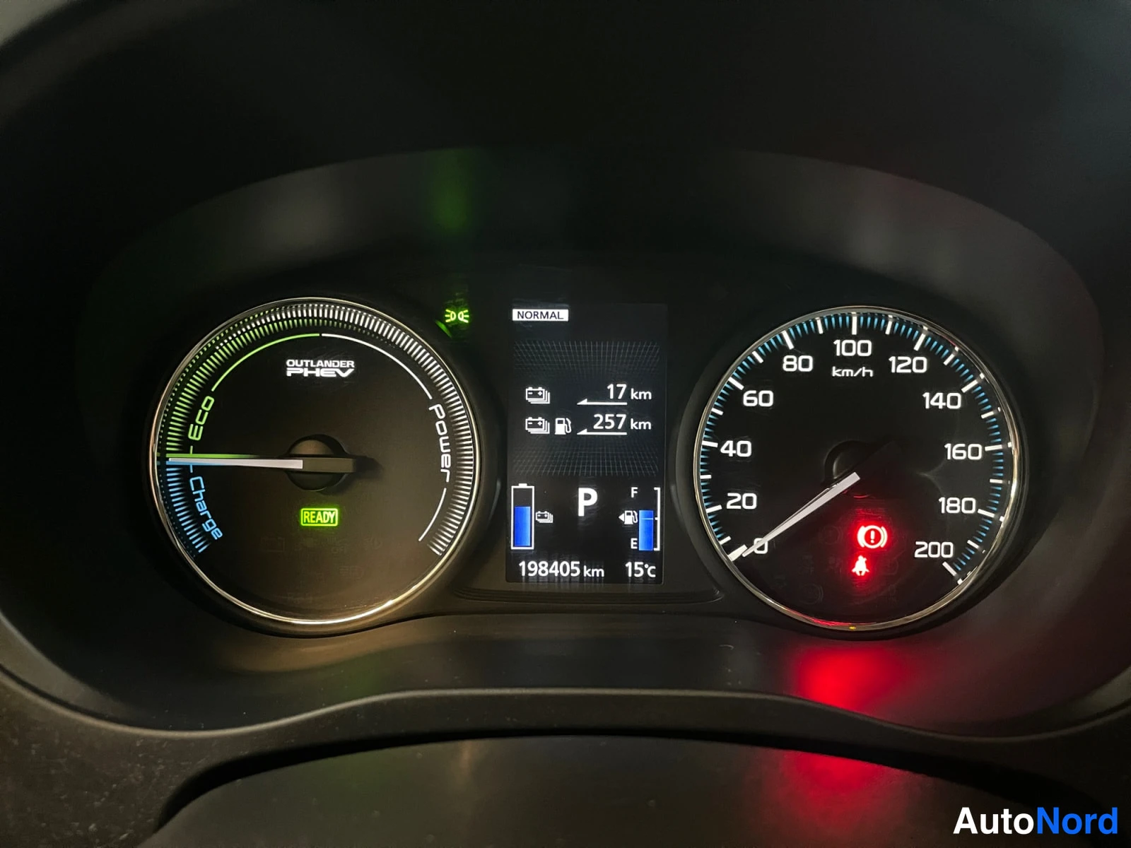 Valkoinen Mitsubishi Outlander PHEV 2016, kuva 14