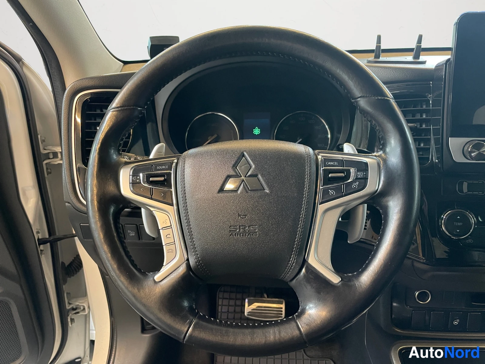 Valkoinen Mitsubishi Outlander PHEV 2016, kuva 15