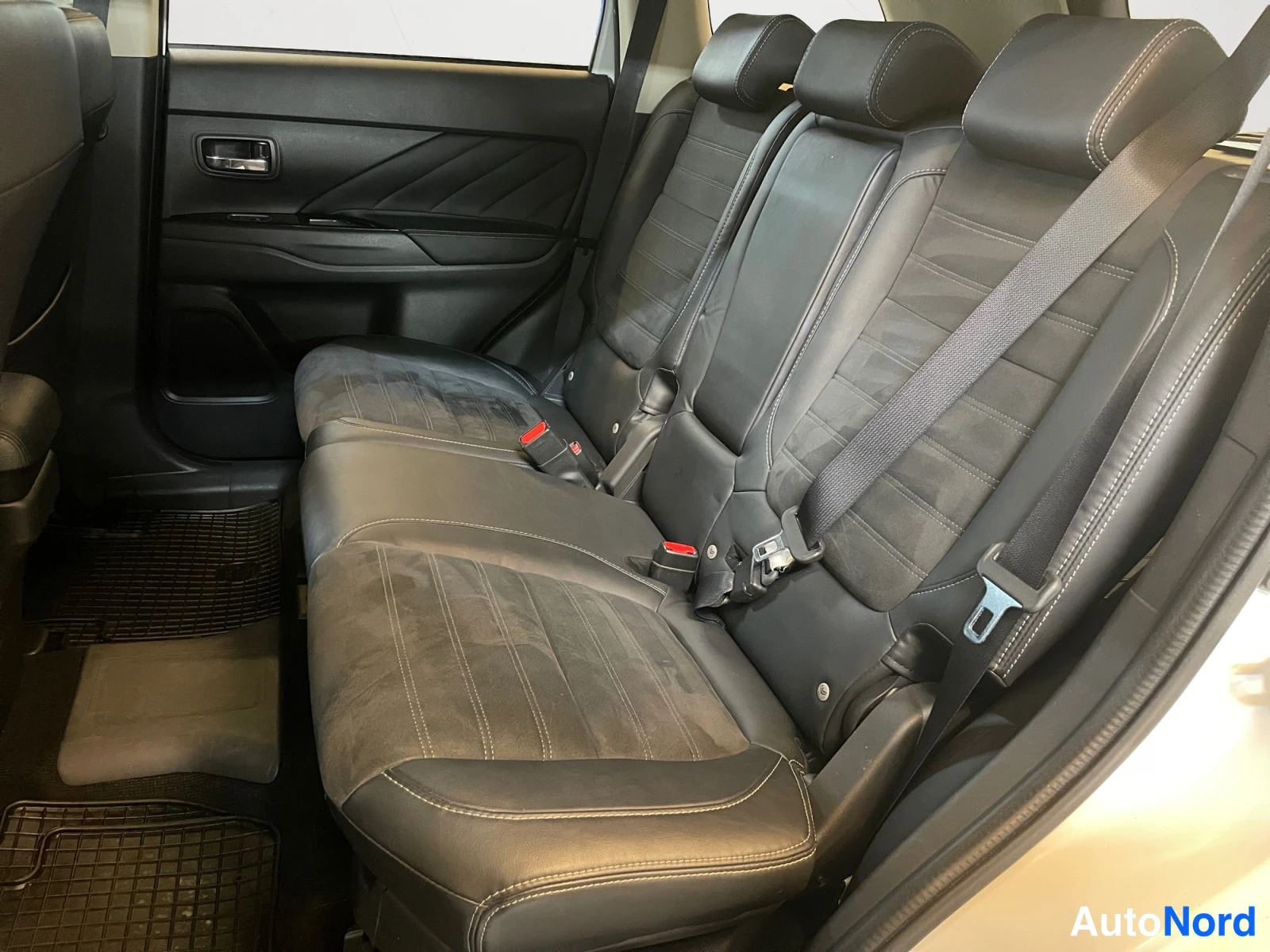 Valkoinen Mitsubishi Outlander PHEV 2016, kuva 16