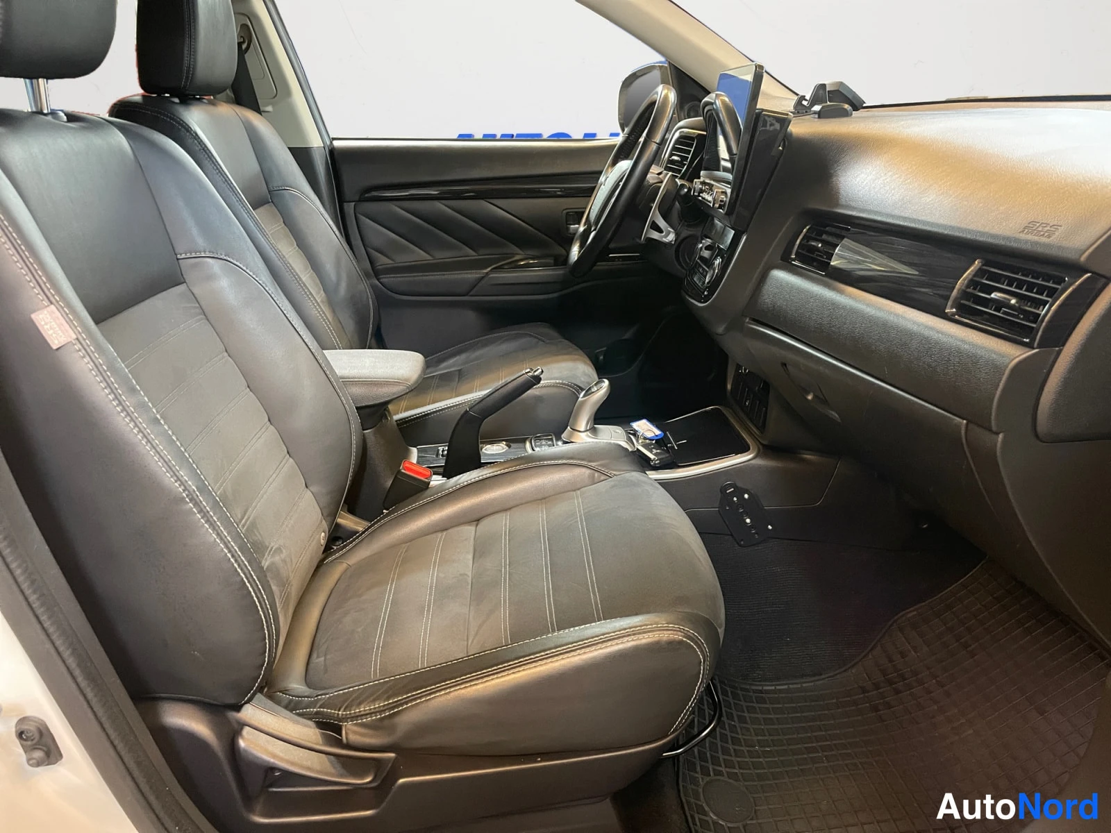 Valkoinen Mitsubishi Outlander PHEV 2016, kuva 17