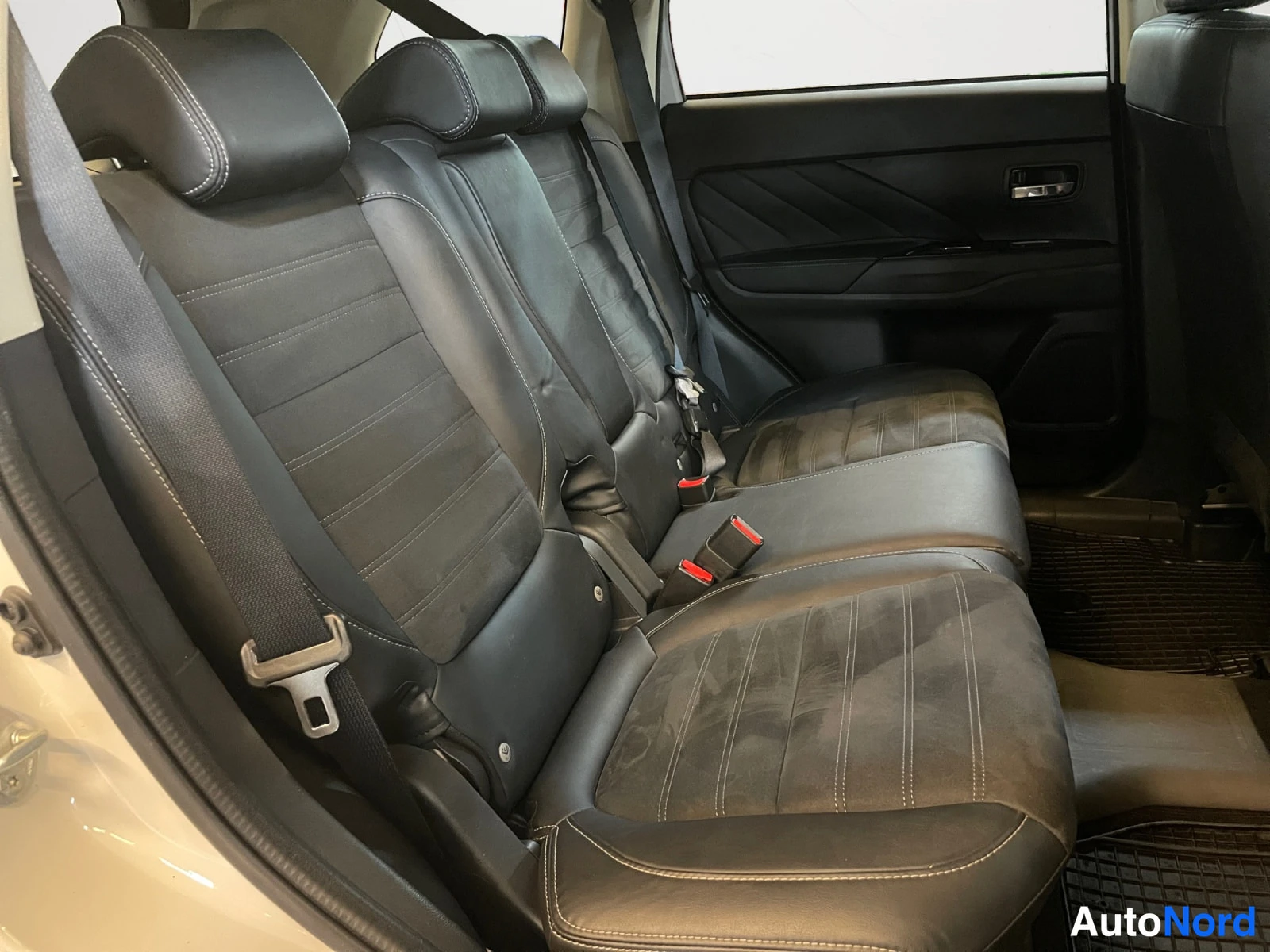 Valkoinen Mitsubishi Outlander PHEV 2016, kuva 18