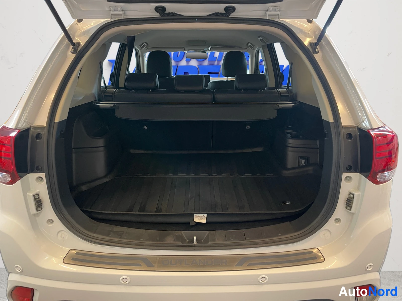 Valkoinen Mitsubishi Outlander PHEV 2016, kuva 19