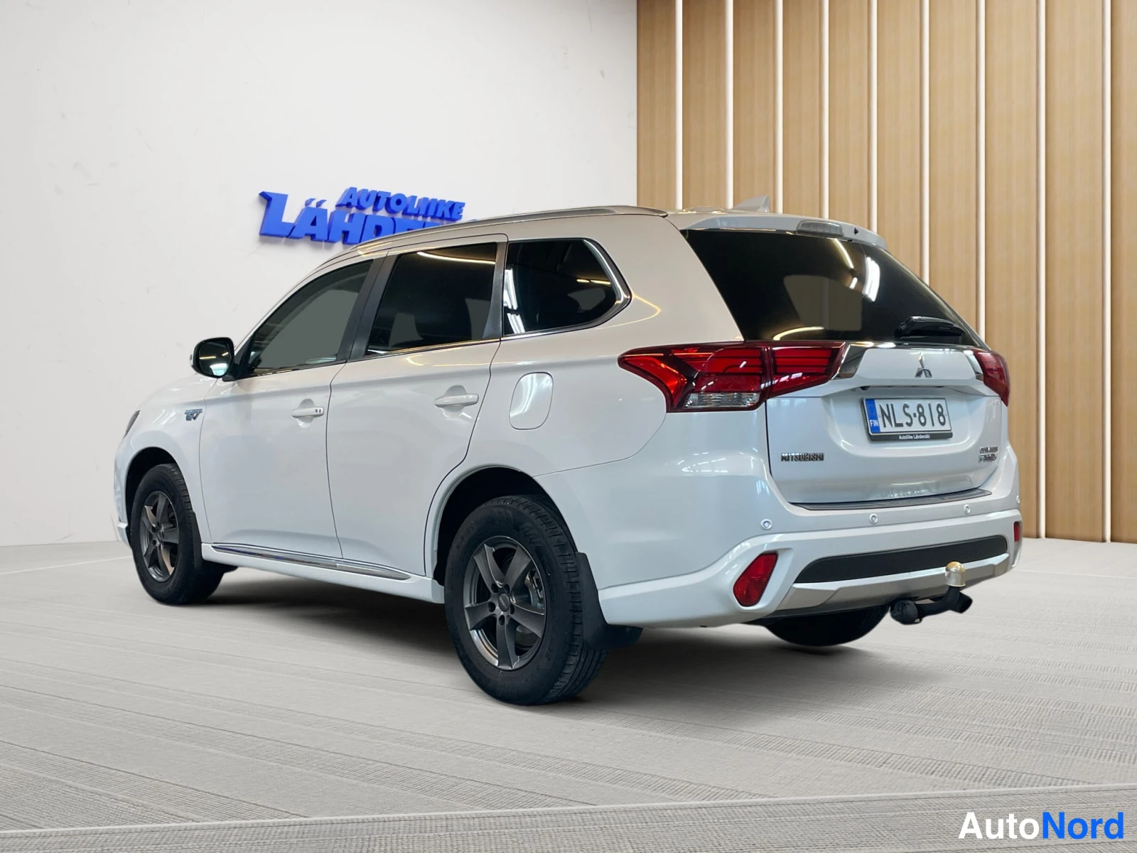 Valkoinen Mitsubishi Outlander PHEV 2016, takaviisto, kuva 7