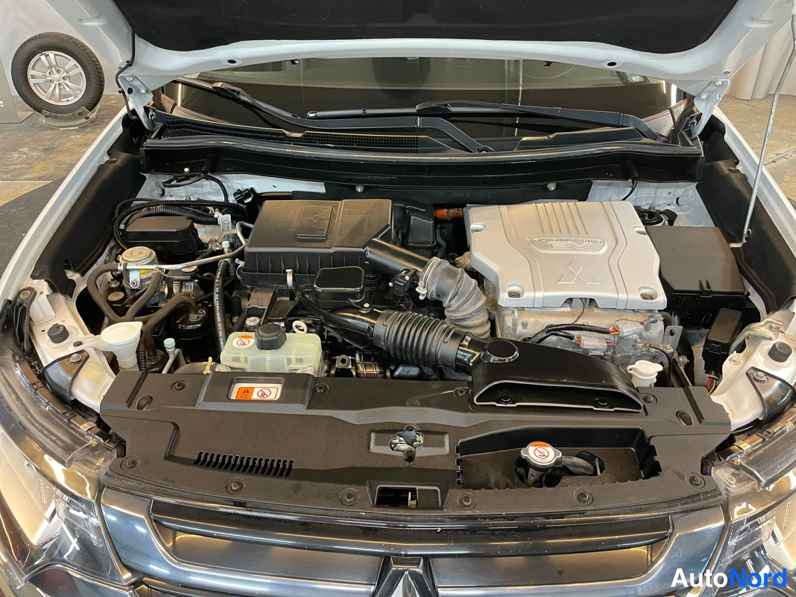 Valkoinen Mitsubishi Outlander PHEV 2016, kuva 21