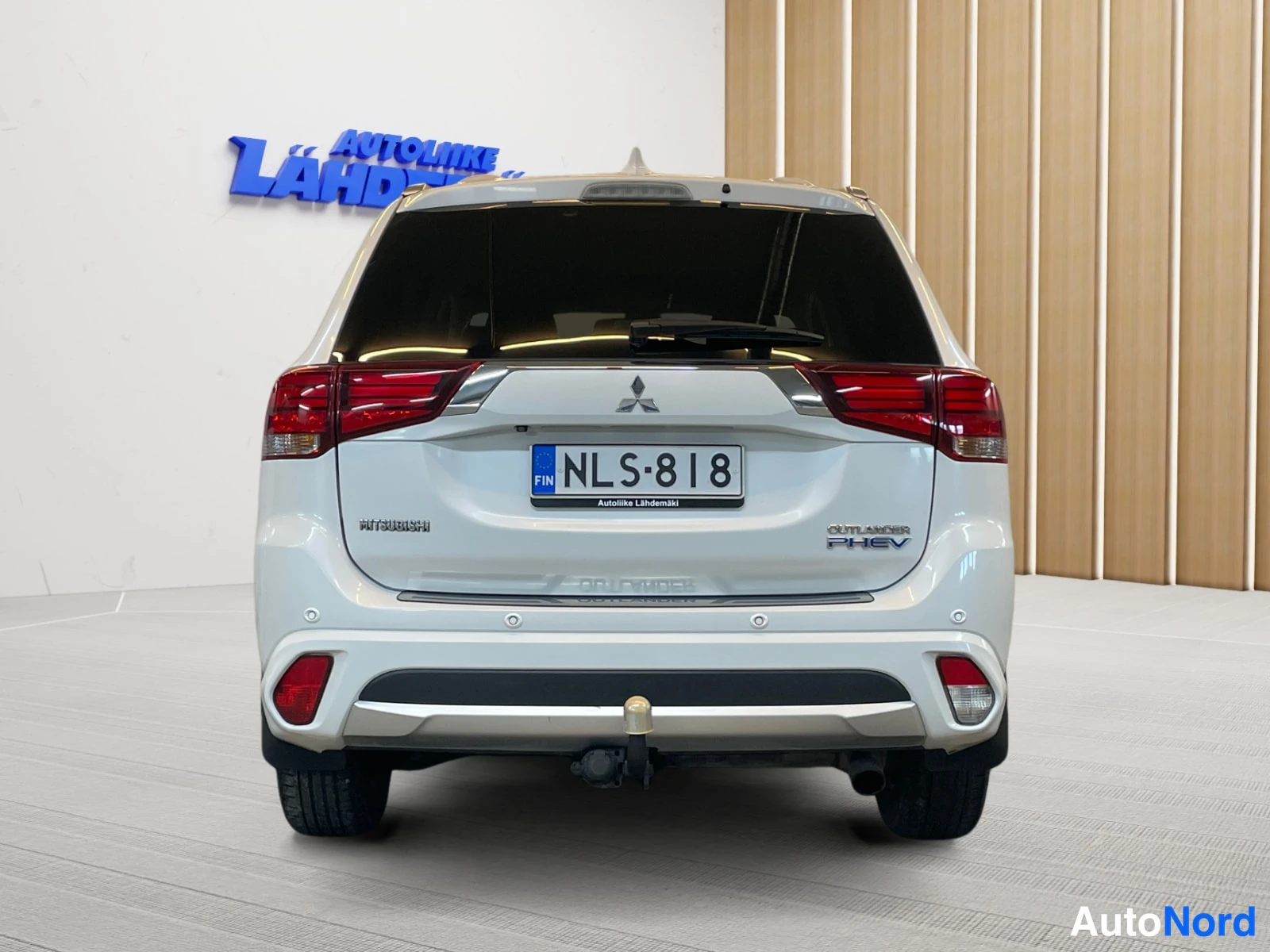 Valkoinen Mitsubishi Outlander PHEV 2016, takaa, kuva 9