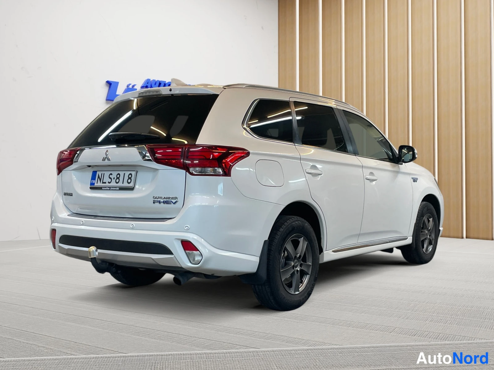 Valkoinen Mitsubishi Outlander PHEV 2016, takaviisto, kuva 8