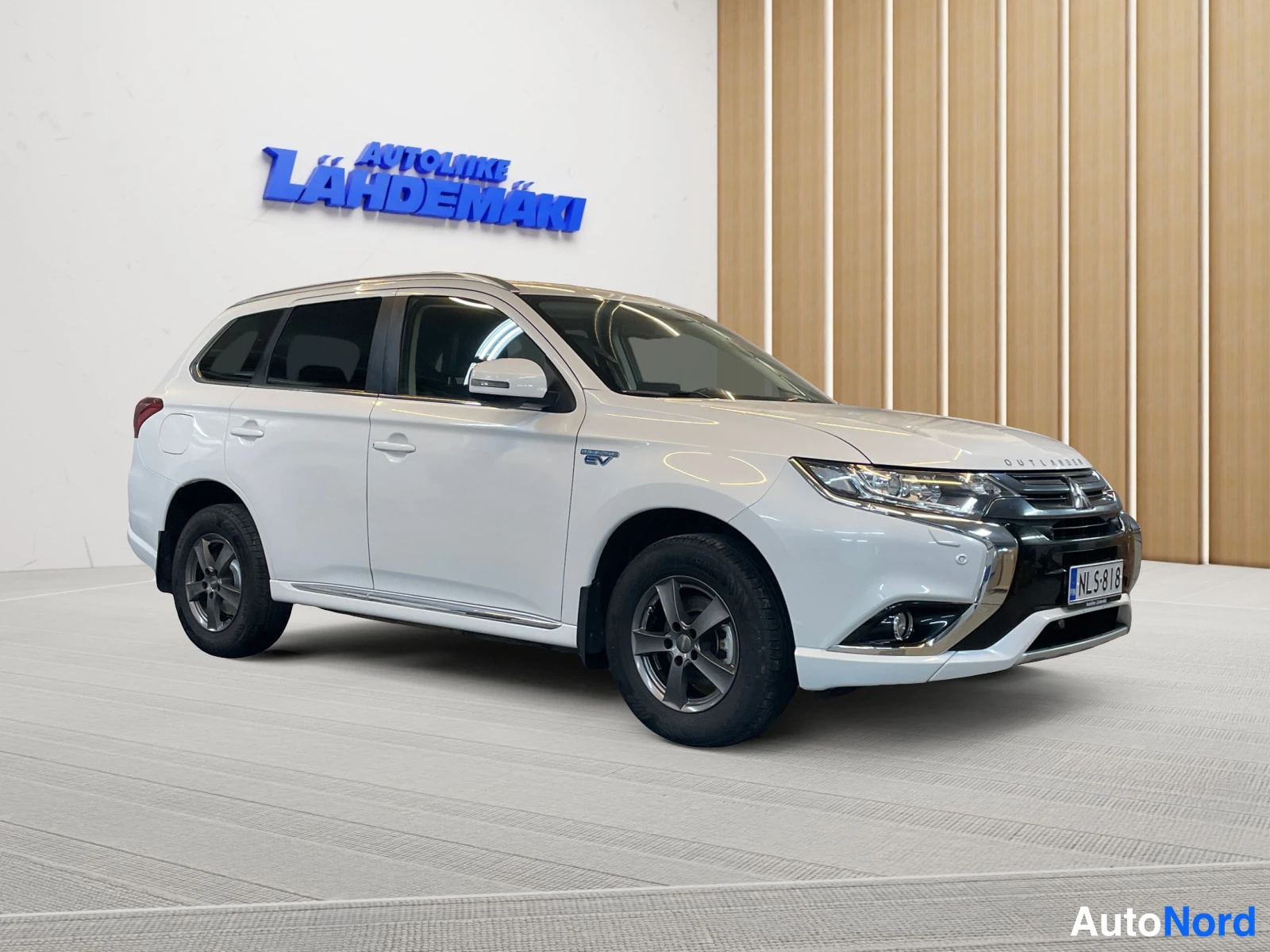 Valkoinen Mitsubishi Outlander PHEV 2016, etuviisto, keula oikealle, kuva 3