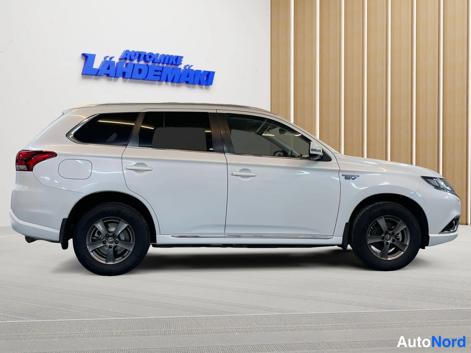Valkoinen Mitsubishi Outlander PHEV 2016, etuviisto, keula oikealle, kuva 4
