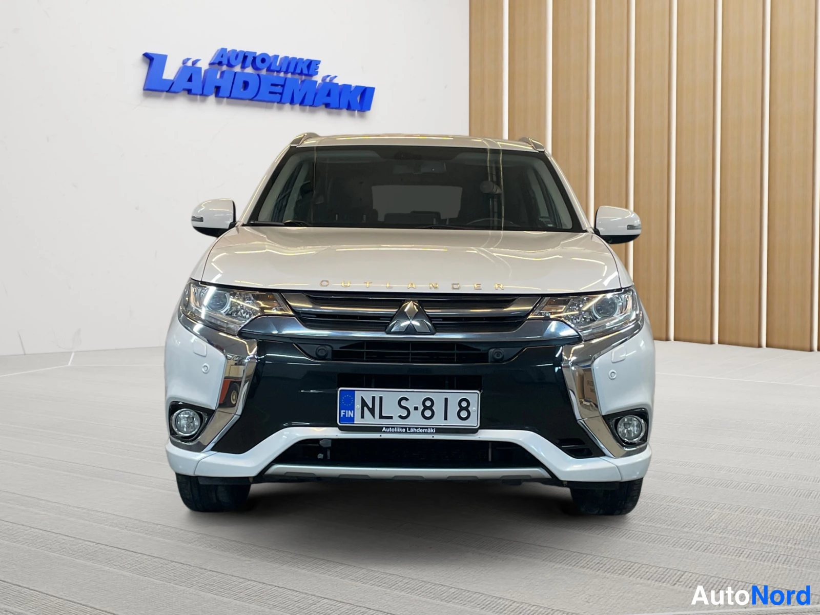 Valkoinen Mitsubishi Outlander PHEV 2016, edestä, kuva 5