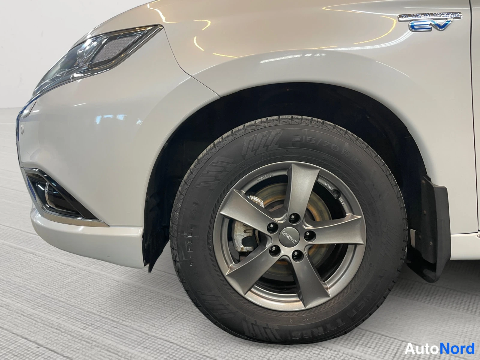 Valkoinen Mitsubishi Outlander PHEV 2016, etuviisto, keula vasemmalle, kuva 2