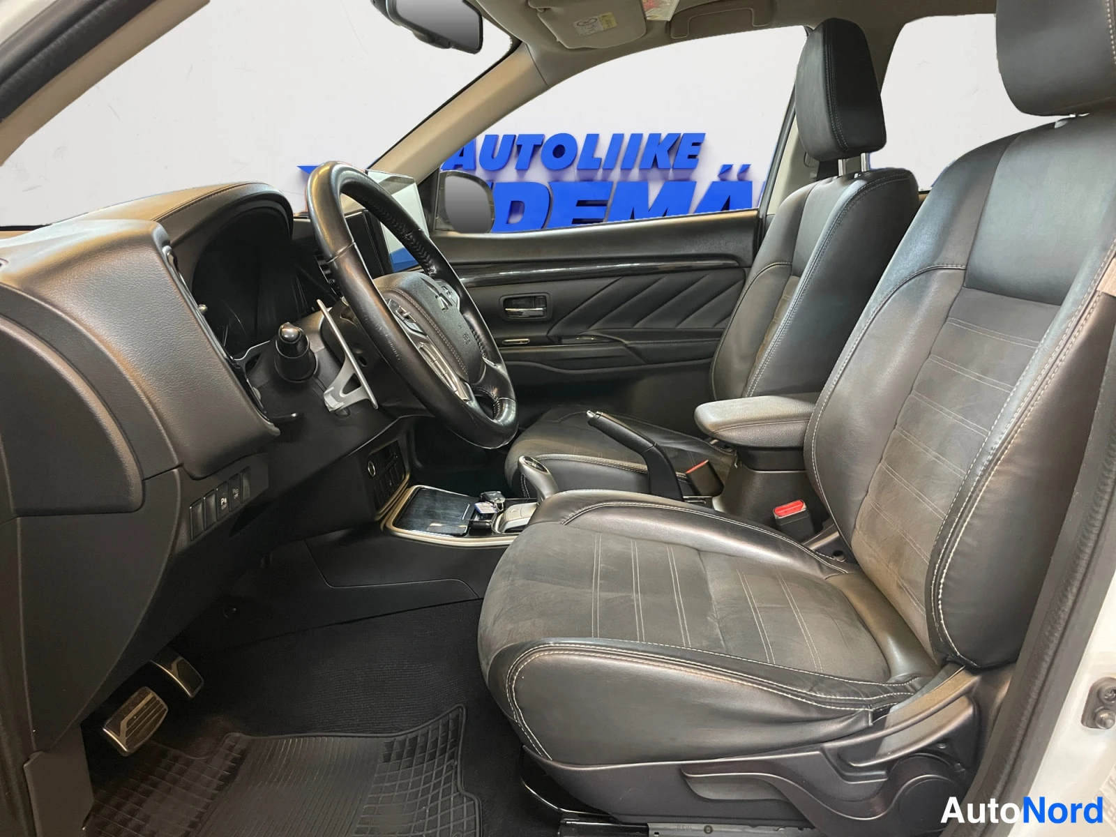 Valkoinen Mitsubishi Outlander PHEV 2016, kuva 10