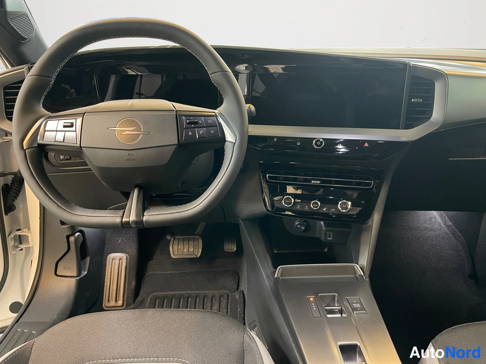 White Opel Mokka 2026, photo 14