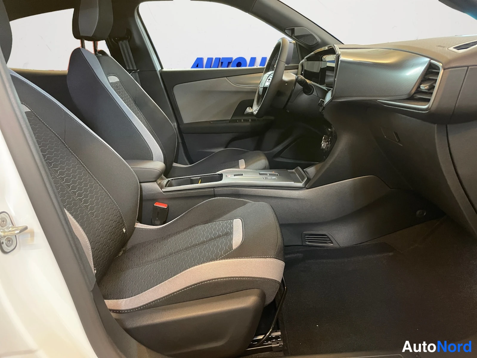 White Opel Mokka 2026, photo 18