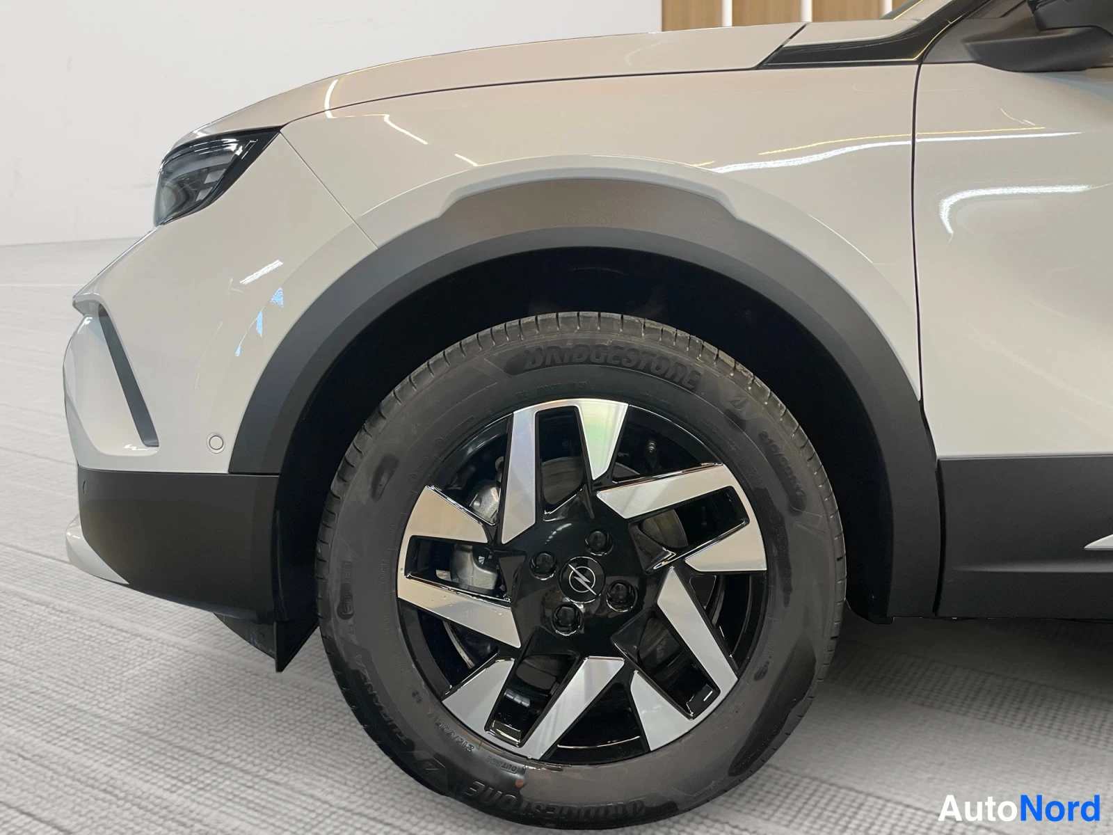 White Opel Mokka 2026, front three-quarter, nose to the left, photo 2