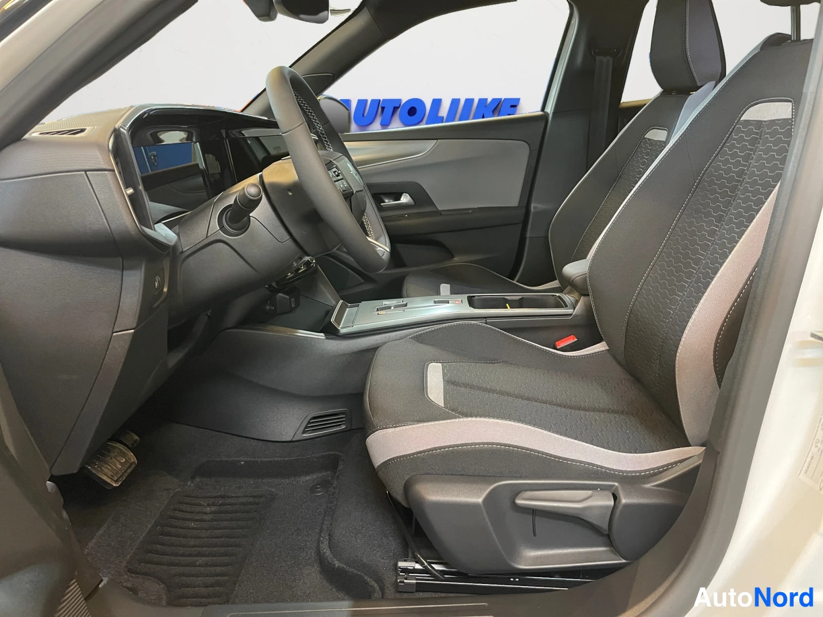 White Opel Mokka 2026, photo 12