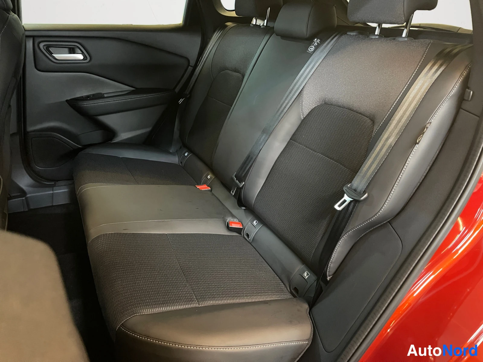 Punainen Nissan Qashqai 2026, takaistuimet, kuva 12