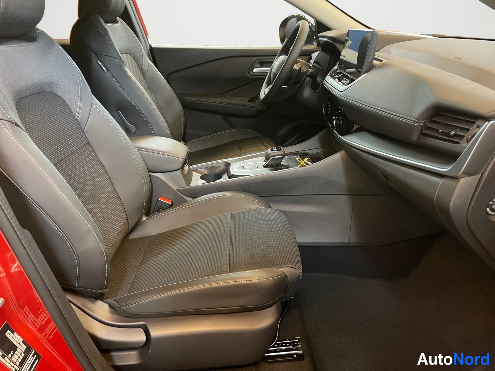 Punainen Nissan Qashqai 2026, etuistuimet, kuva 11