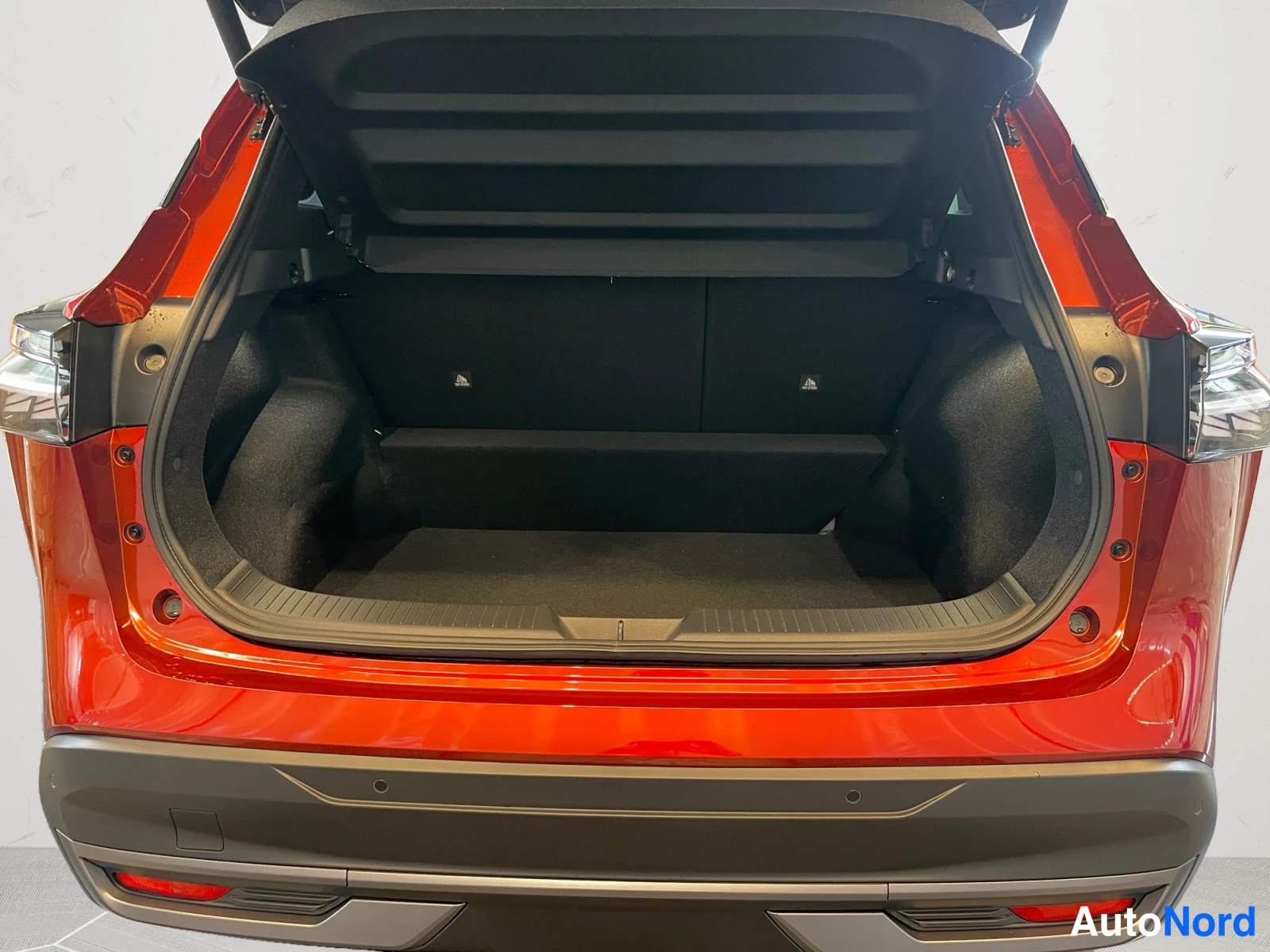 Punainen Nissan Qashqai 2026, tavaratila, kuva 14