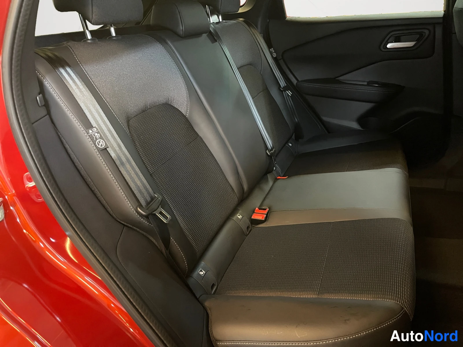 Punainen Nissan Qashqai 2026, takaistuimet, kuva 13