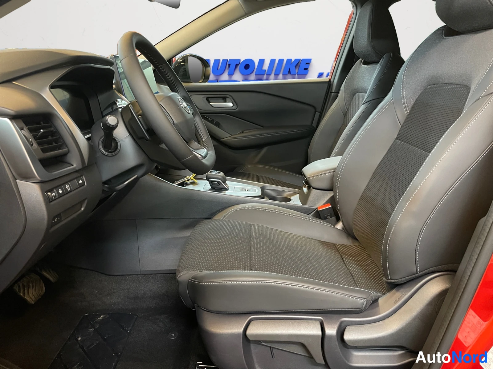 Punainen Nissan Qashqai 2026, etuistuimet, kuva 10