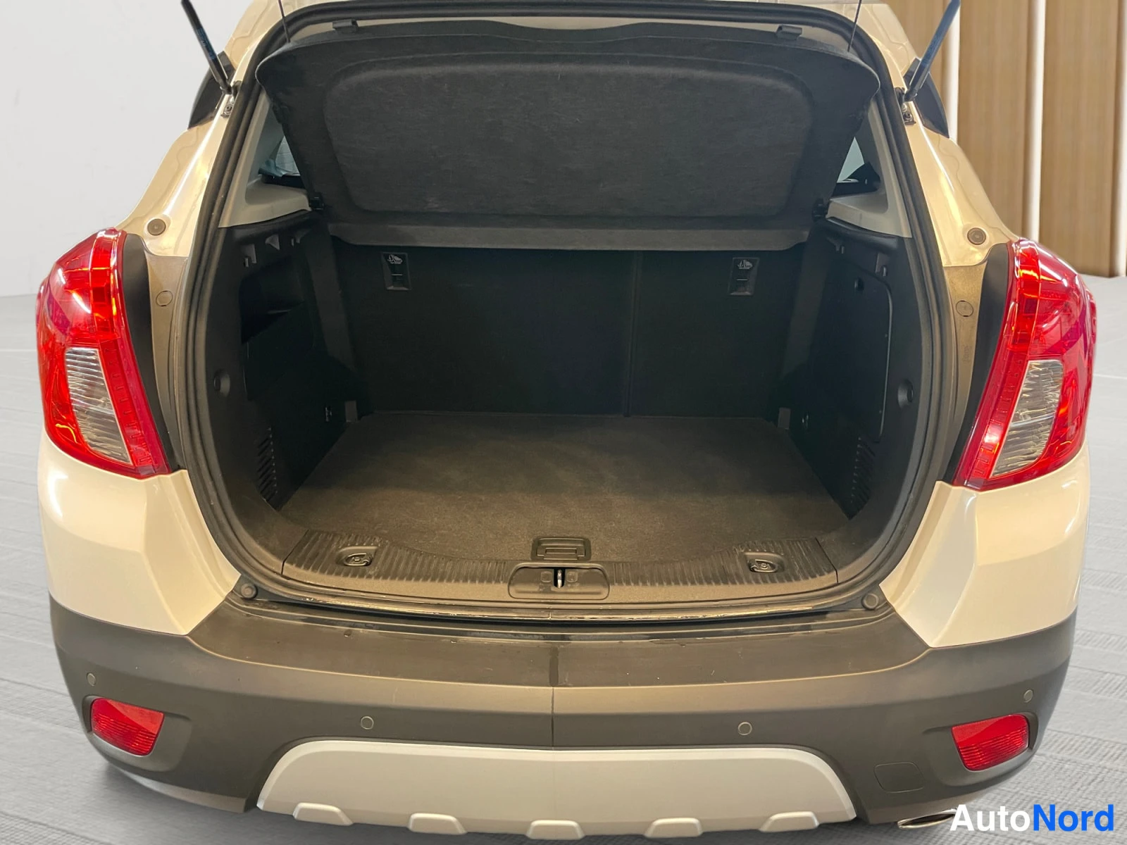 Valkoinen Opel Mokka 2014, takaa, kuva 10