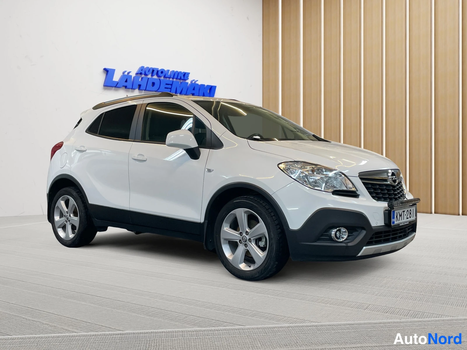 Valkoinen Opel Mokka 2014, etuviisto, keula oikealle, kuva 3