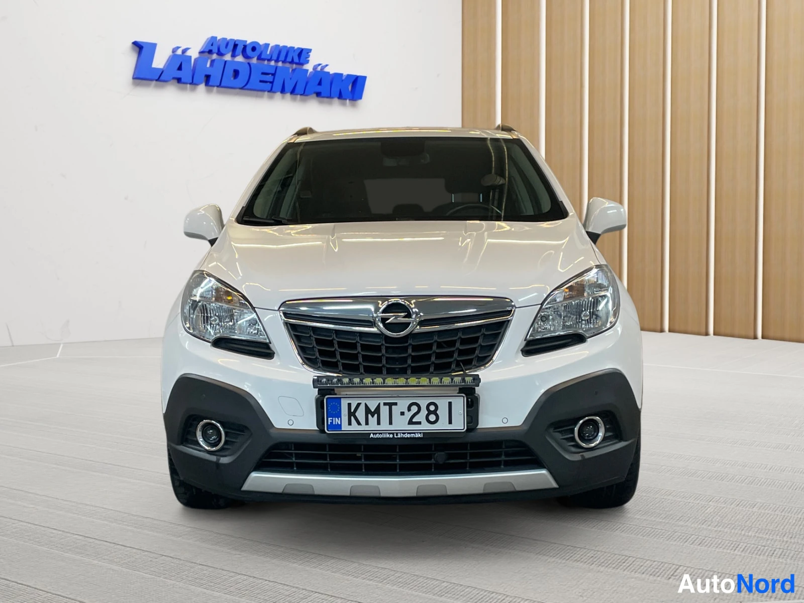 Valkoinen Opel Mokka 2014, edestä, kuva 4