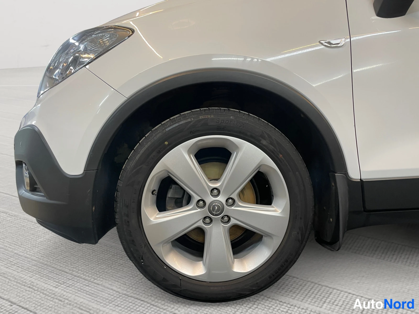 Valkoinen Opel Mokka 2014, etuviisto, keula vasemmalle, kuva 2