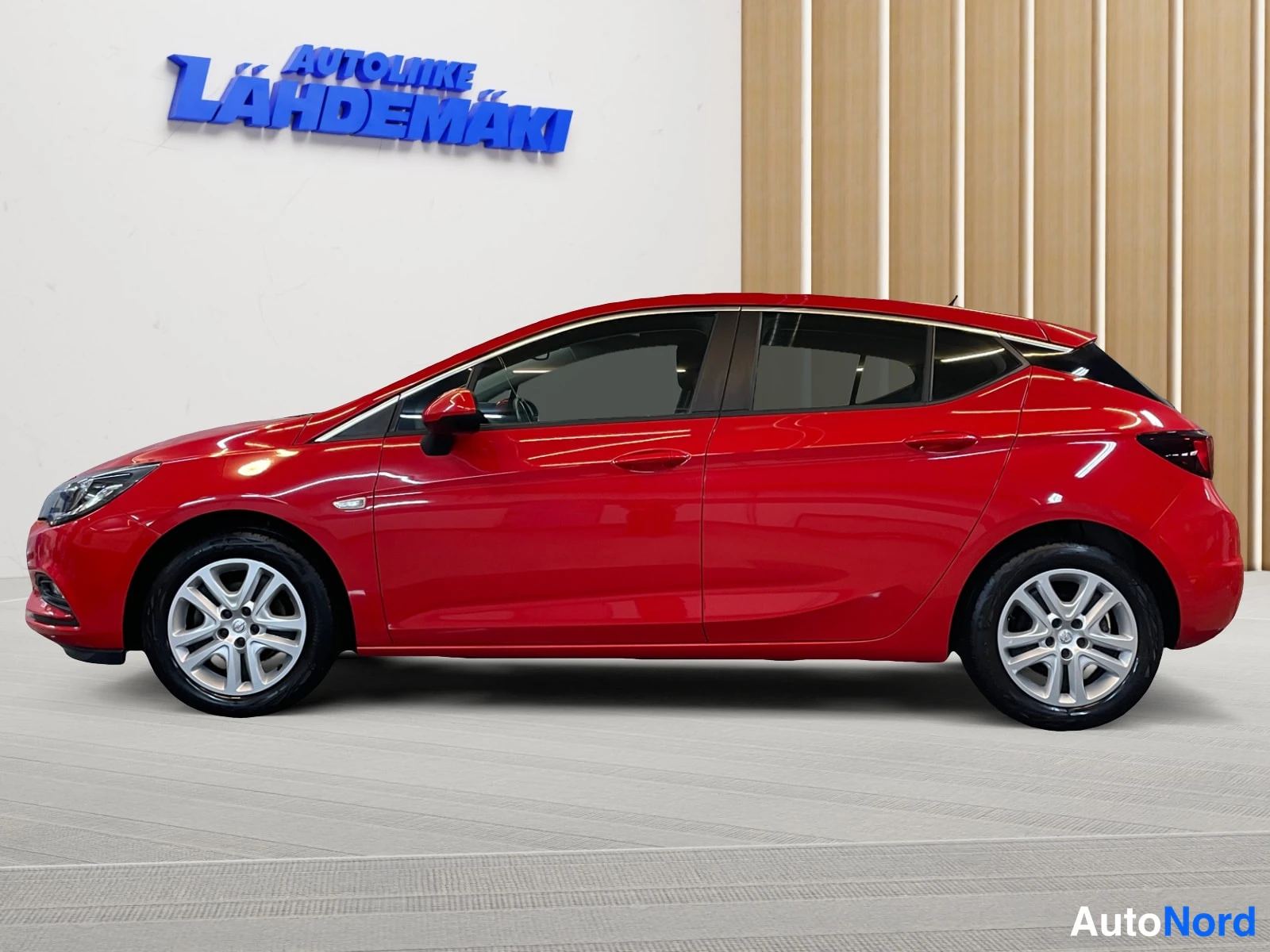 Punainen Opel Astra 2019, etuviisto, keula vasemmalle, kuva 2