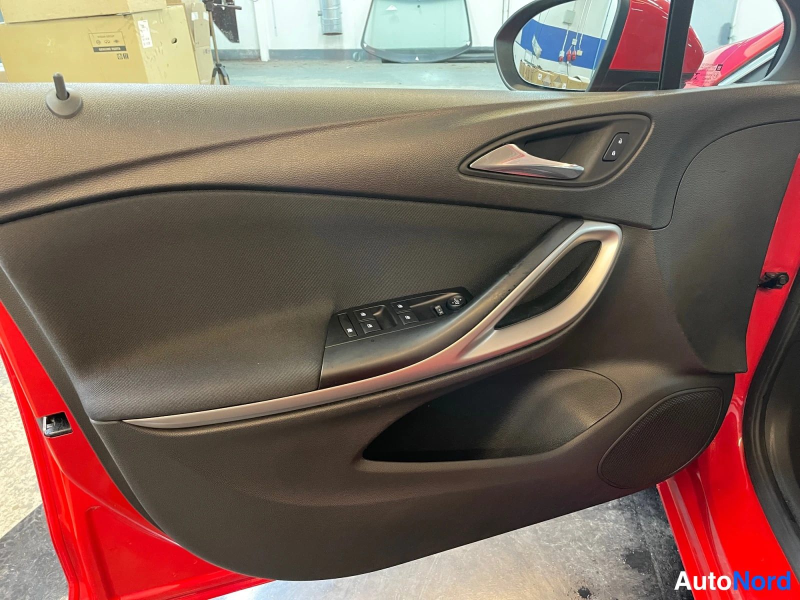 Punainen Opel Astra 2019, kuva 14