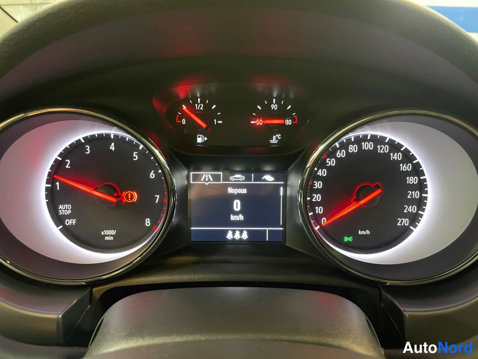 Punainen Opel Astra 2019, kuva 15