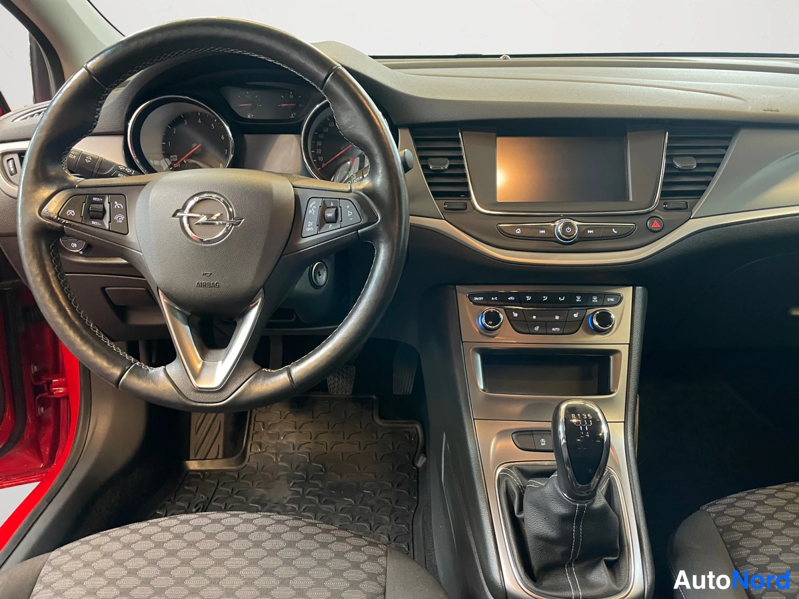 Punainen Opel Astra 2019, edestä, kuva 8