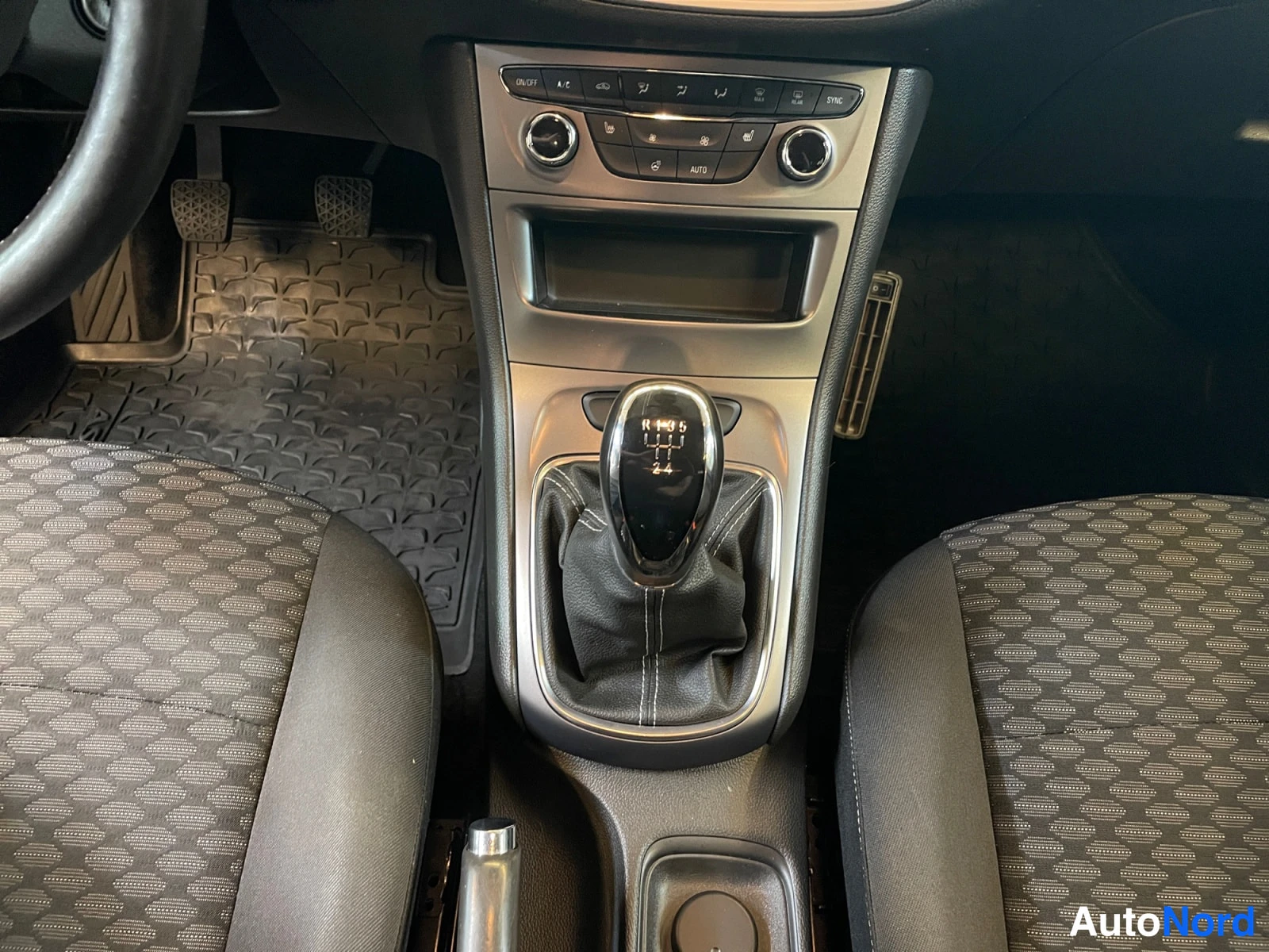 Punainen Opel Astra 2019, kuva 16