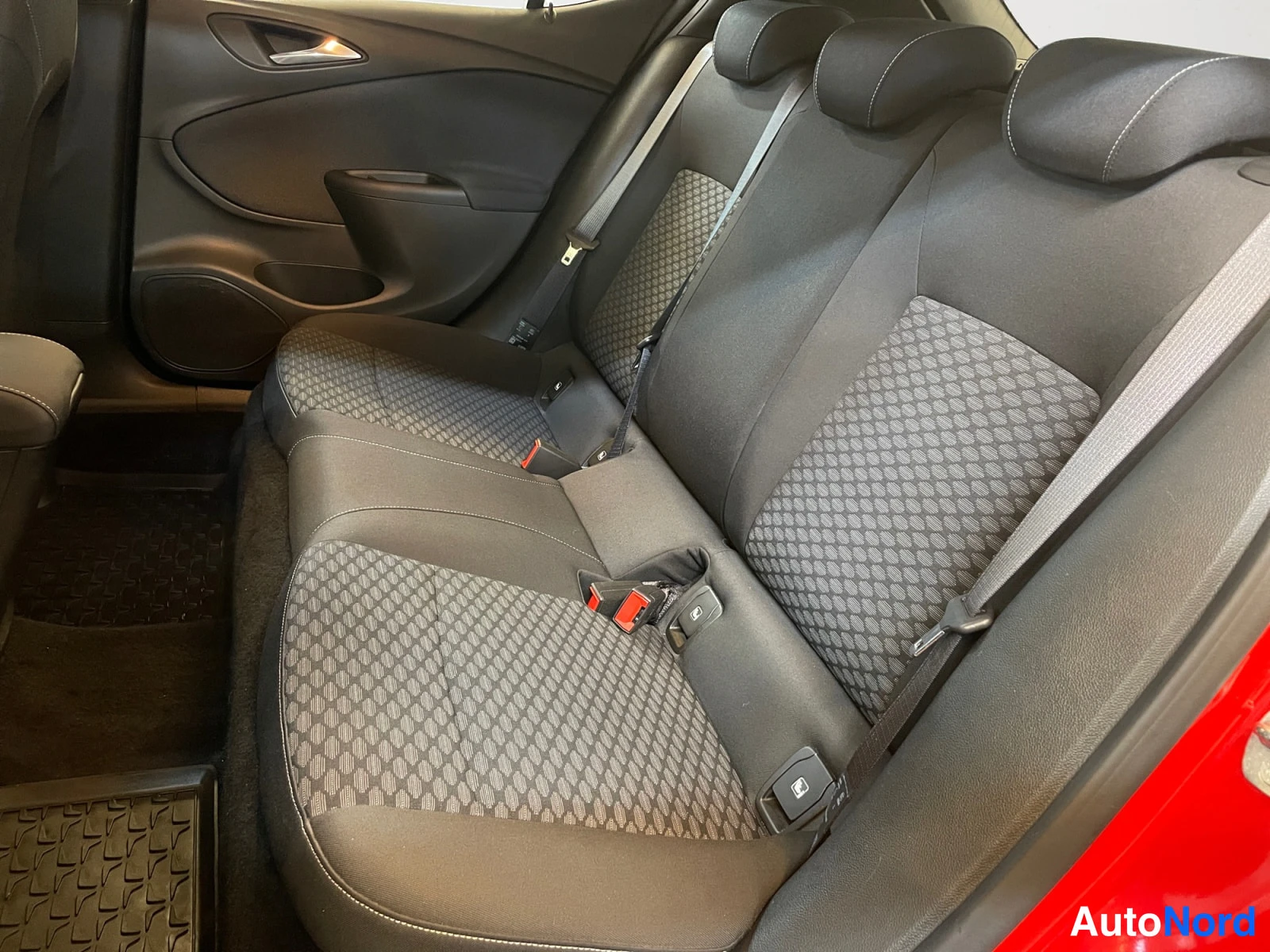 Punainen Opel Astra 2019, kuva 17
