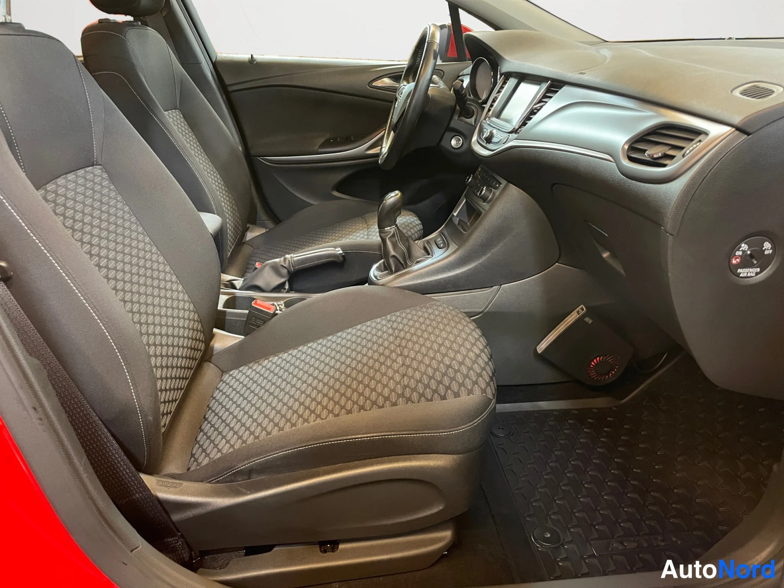 Punainen Opel Astra 2019, kuva 18